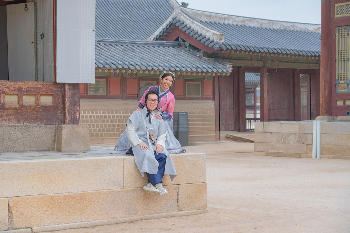 A relaxed couple portrait inside Gyeongbokgung Palace